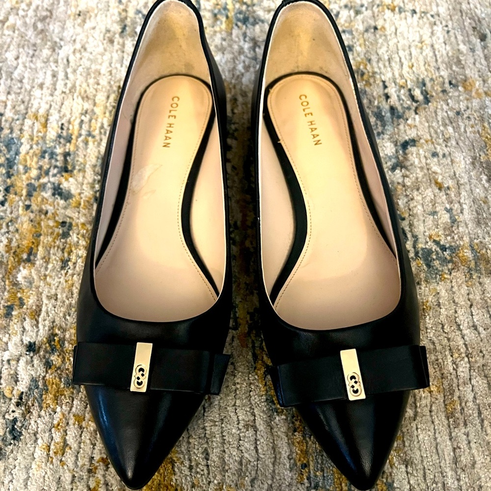 Cole Haan sleek black flats, pointed toe with bow. Size 8B.